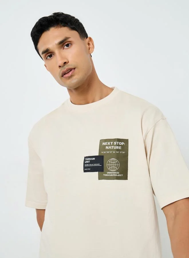 ستايلي تيشيرت بقصة واسعة وتفاصيل رقعة على الصدر